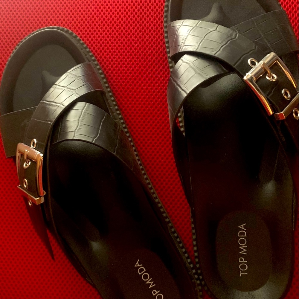 BLACK BUCKLE SLIDES 10